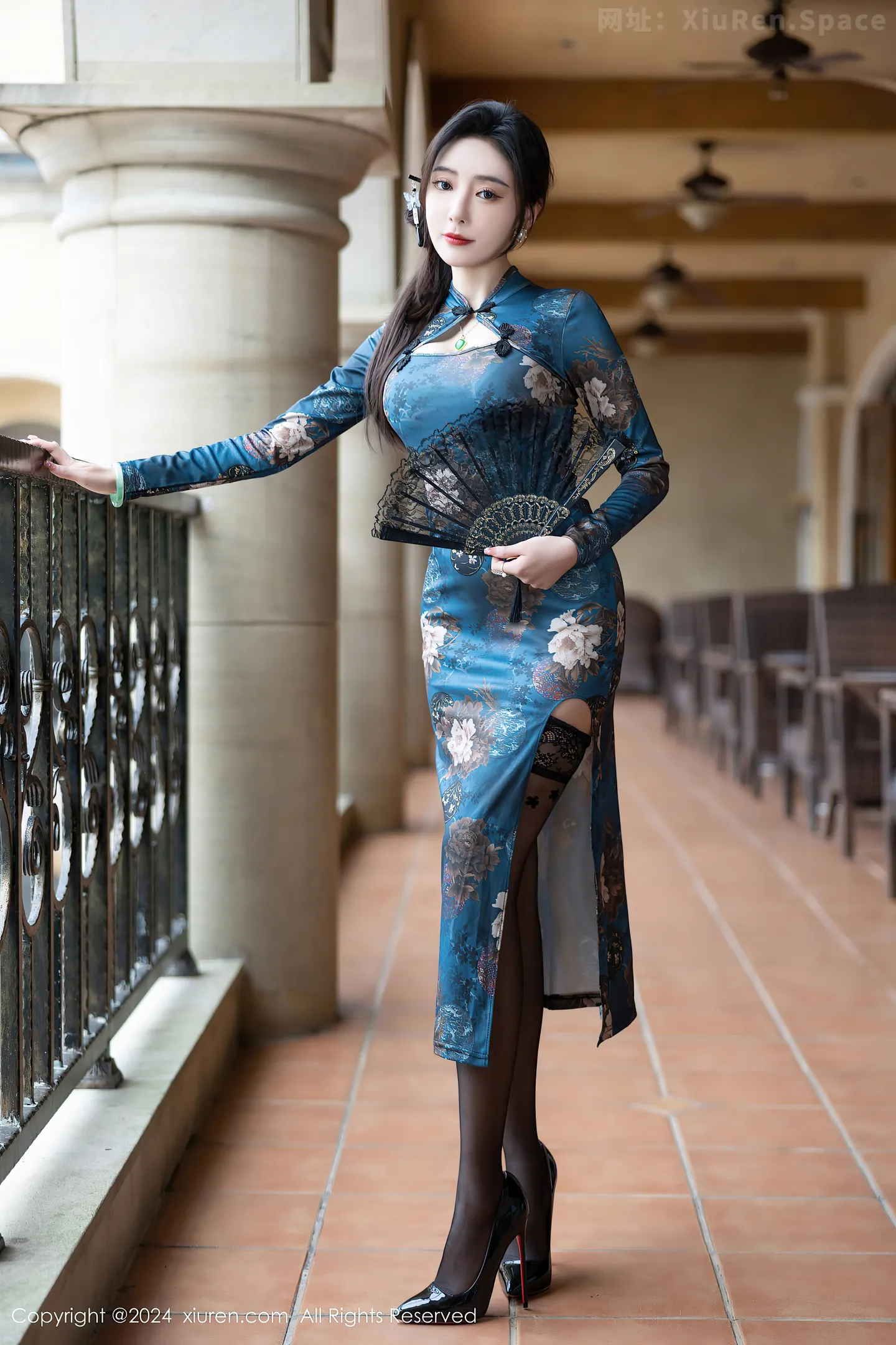 图片[3]-[XiuRen秀人网]VOL.8425 女神王馨瑶yanni性感蓝色图案旗袍配超薄黑丝秀完美身材迷人写真82P-秀人网官方网站